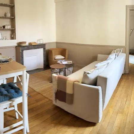 Centre Chateau A Pied Daire Versay